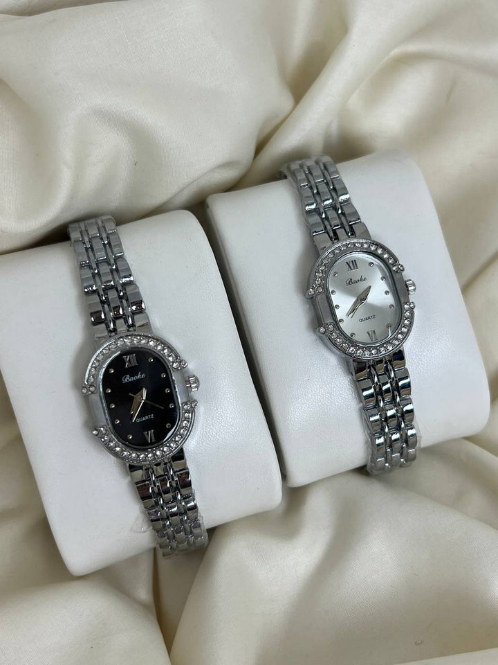 ساعة بيضاوية بالحجر فضية ⌚