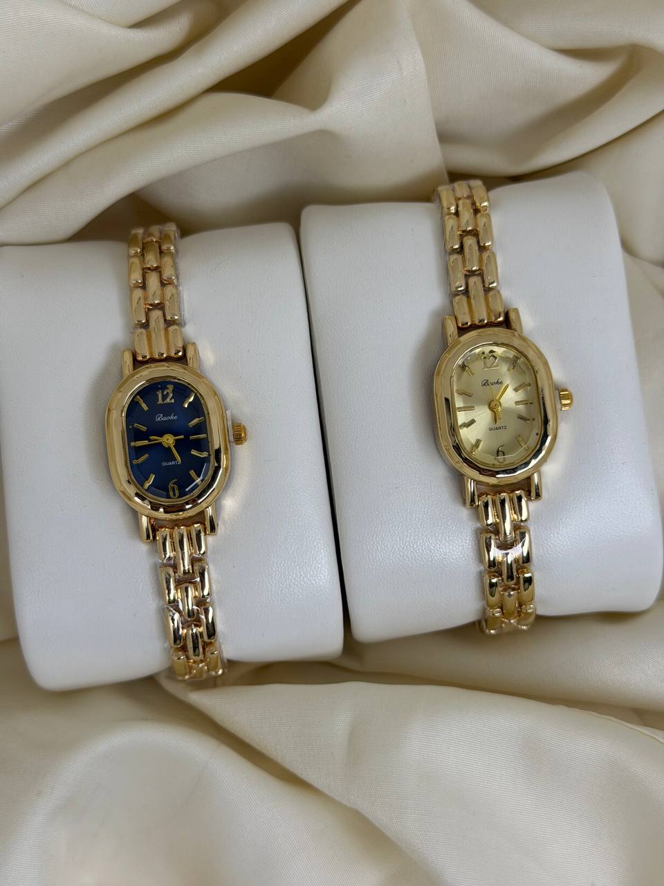 ساعة بيضاوية ذهبية ⌚
