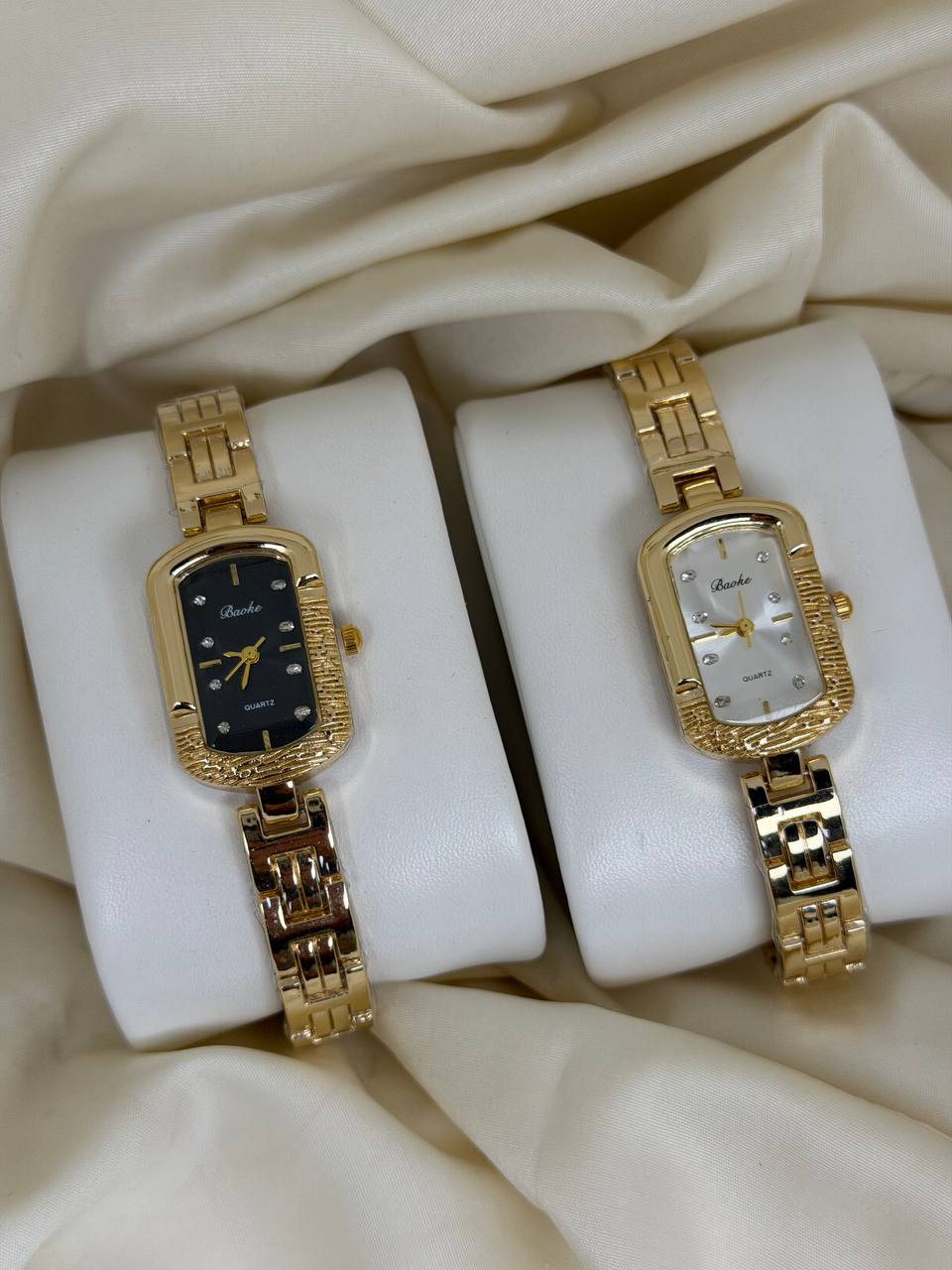 ساعة مستطيلة ذهبية منقوشة ⌚