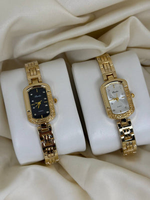 ساعة مستطيلة ذهبية منقوشة ⌚