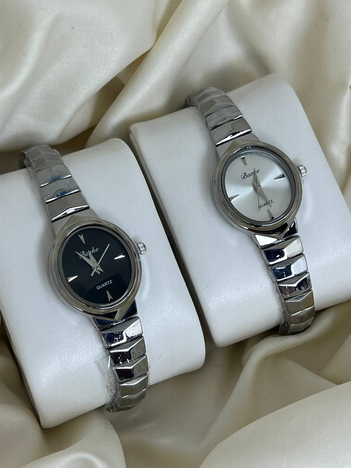 ساعة بيضاوية فضية ⌚