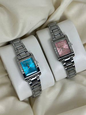 ساعة مستطيلة فضية ⌚