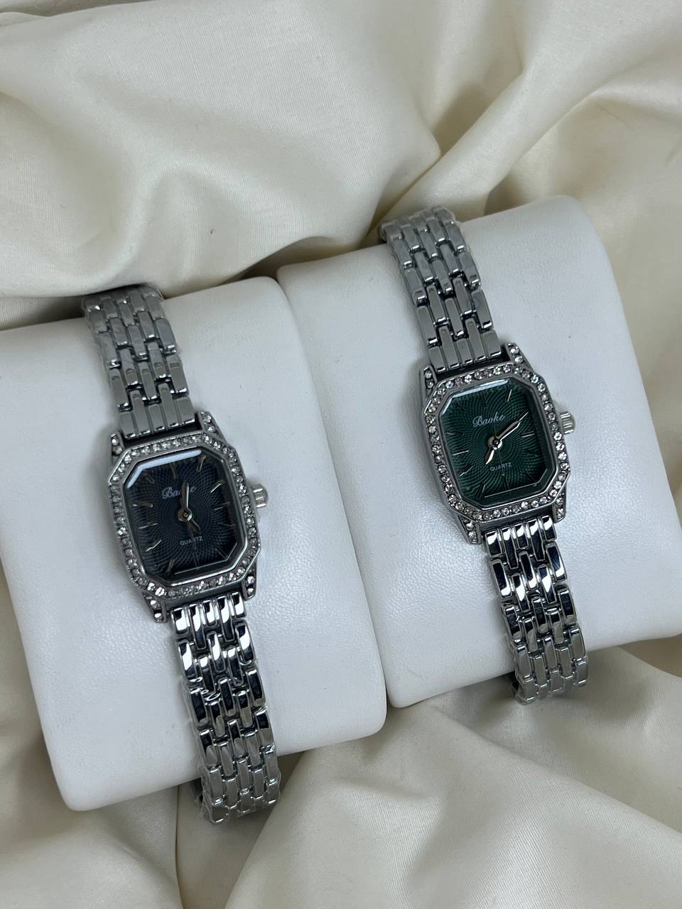 ساعة صغيرة مثمنة بالحجر فضية ⌚