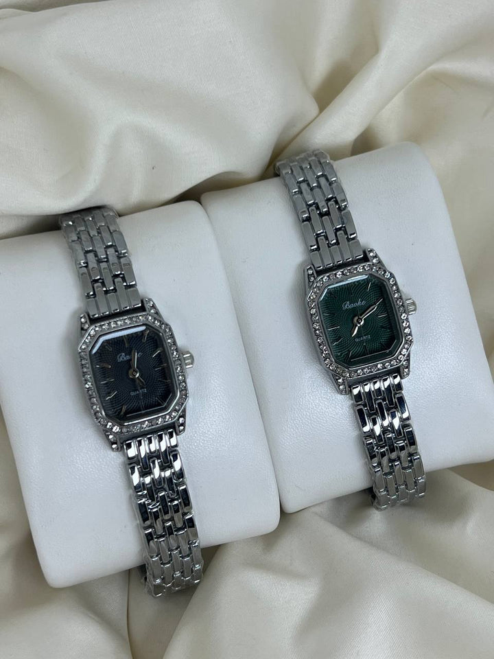 ساعة صغيرة مثمنة بالحجر فضية ⌚