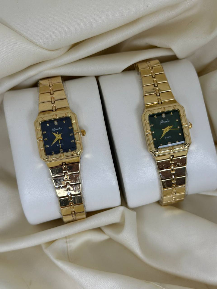 ساعة مربعة ذهبية منقوشة ⌚