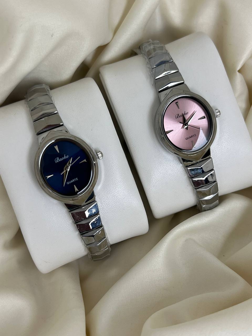 ساعة بيضاوية فضية ⌚