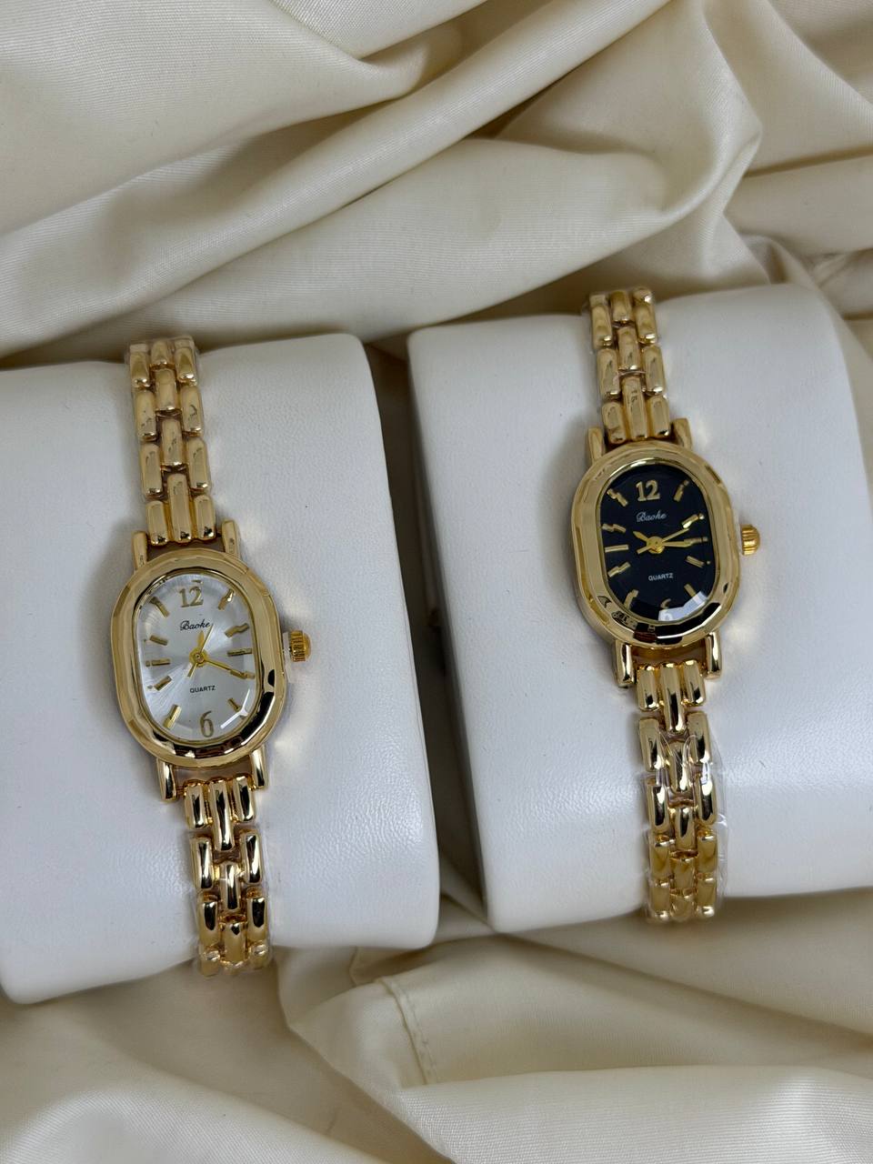ساعة بيضاوية ذهبية ⌚