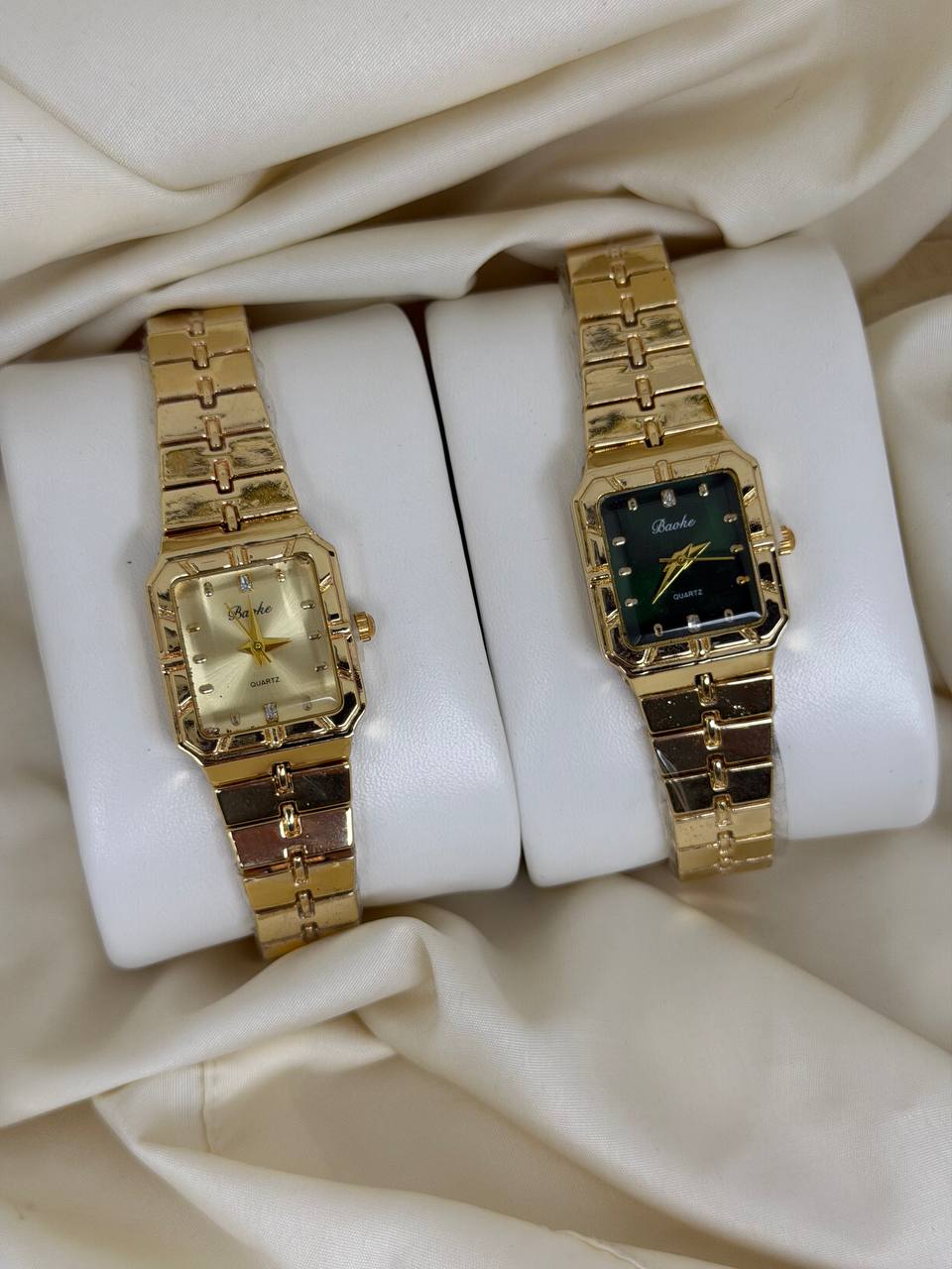ساعة مربعة ذهبية منقوشة ⌚