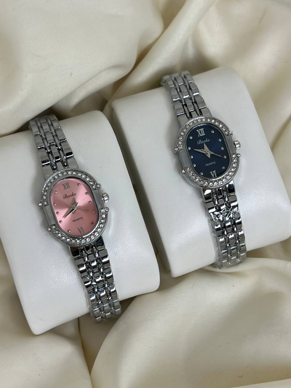 ساعة بيضاوية بالحجر فضية ⌚