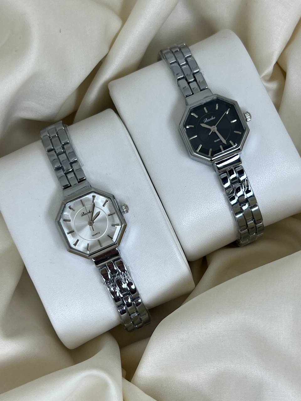 ساعة مثمنة فضية ⌚