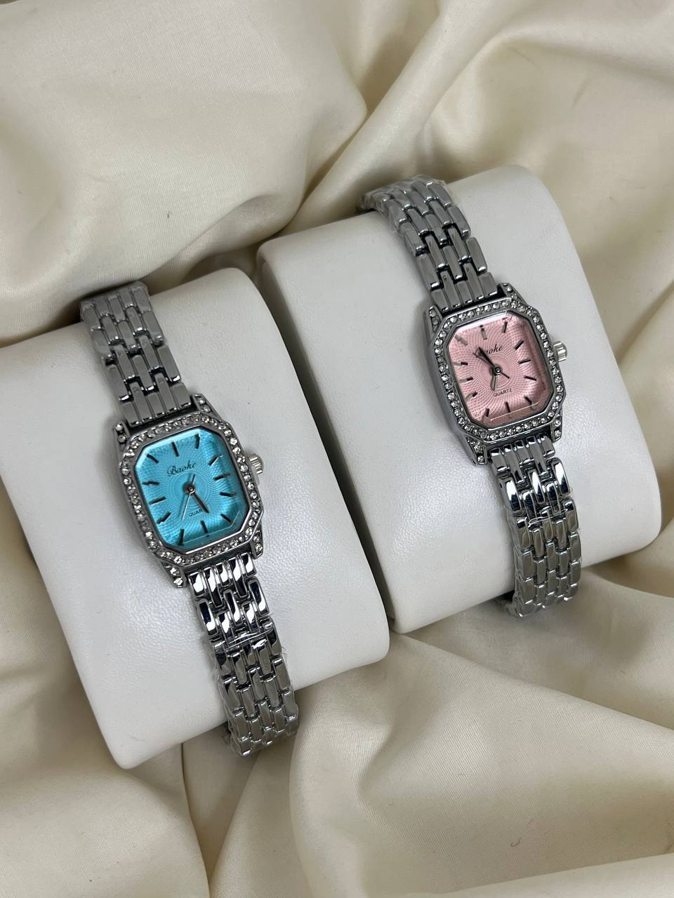 ساعة صغيرة مثمنة بالحجر فضية ⌚